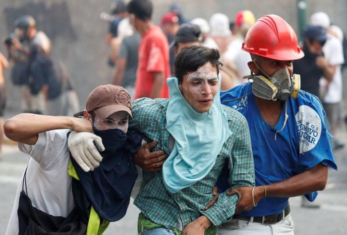 Tình hình bất ổn trầm trọng tại thủ đô Caracas khiến chính phủ nhiều nước Nam Mỹ vô cùng lo ngại. Phó tổng thống Brazil Hamilton Mourao cho rằng tình trạng ở Venezuela giờ "không thể quay đầu". Ông nhận định đợt bạo loạn chỉ có thể dẫn đến hai kết quả: Các thủ lĩnh đối lập bị bắt giữ toàn bộ, hoặc Tổng thống Maduro phải ra đi. Trong khi đó, chính phủ Chile cho biết đại sứ quán nước này ở Caracas đã tiếp nhận lãnh đạo đối lập Leopoldo López cùng gia đình đến tị nạn chính trị. Ảnh: Reuters.
