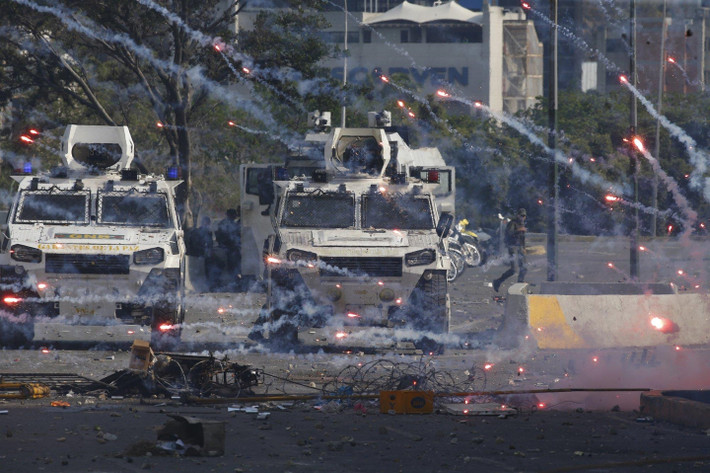 Đường phố thủ đô Venezuela biến thành chiến trường. Đợt biểu tình và bạo động ngày 30/4 được đánh giá là thách thức nghiêm trọng nhất Tổng thống Nicolas Maduro và phe chính phủ phải đối diện từ khi Juan Guaido, người từng giữ chức chủ tịch quốc hội Venezuela, tự tuyên bố trở thành tổng thống. Người biểu tình chống chính phủ thậm chí tìm cách chiếm sân bay thủ đô được bảo vệ bởi xe thiết giáp. Ảnh: AP.