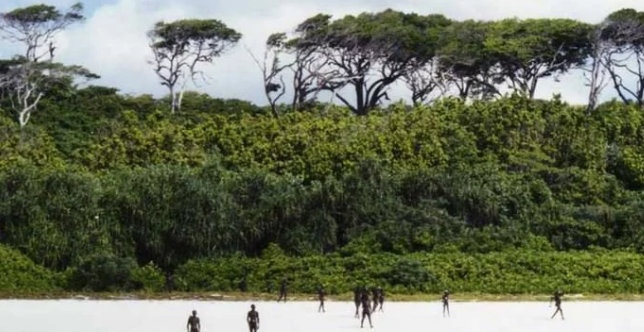 Đảo North Sentinel, thuộc quần đảo Andaman, Ấn Độ Dương, là nơi cư ngụ của bộ lạc Sentinel. Họ sống cô lập hoàn toàn và từ chối bất cứ liên hệ nào với thế giới bên ngoài. Người Sentinel sẽ tấn công bất cứ ai tiếp cận họ. Chính phủ Ấn Độ sau đó đã ban hành lệnh cấm mọi người đến hòn đảo này để đảm bảo an toàn.