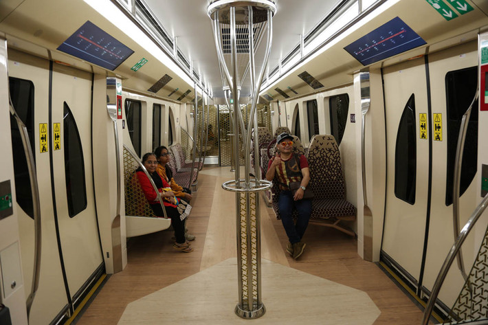 Tàu điện ngầm Doha Metro chạy qua gần như khắp thành phố Doha.