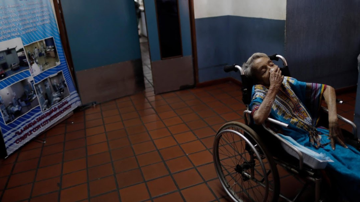 Được biết, trước đây, các bệnh viện công Venezuela từng lọc máu miễn phí cho nhiều bệnh nhân mắc bệnh thận. Tuy nhiên, kể từ khi nước này rơi vào cuộc khủng hoảng kinh tế năm 2014, trang thiết bị y tế trở nên thiếu thốn và những máy móc cũ không được bảo trì. Một nguồn tin cho hay, trong số 1.600 máy lọc máu ở Venezuela, có nhiều cái không còn hoạt động.