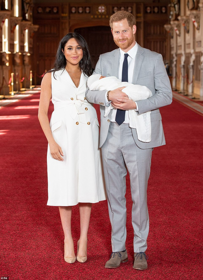 Hoàng tử Harry và nữ diễn viên người Mỹ Meghan Markle kết hôn hôm 19/5/2018 trong một đám cưới hoàng gia được miêu tả như "chuyện cổ tích". Hoàng tử Harry và người vợ Meghan sau đó được phong làm Công tước và Công nương xứ Sussex. Ảnh: AP.