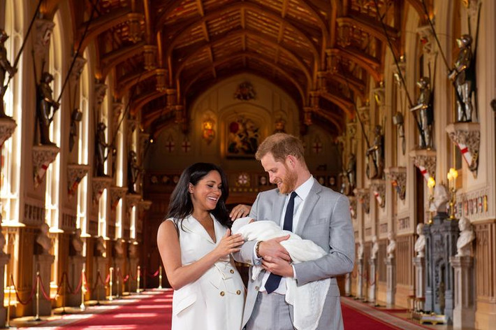 "Chiều nay (8/5), họ đã giới thiệu với Nữ hoàng Anh Elizabeth II chắt thứ tám của bà tại Lâu đài Windsor", thông báo viết. Ảnh: Reuters.
