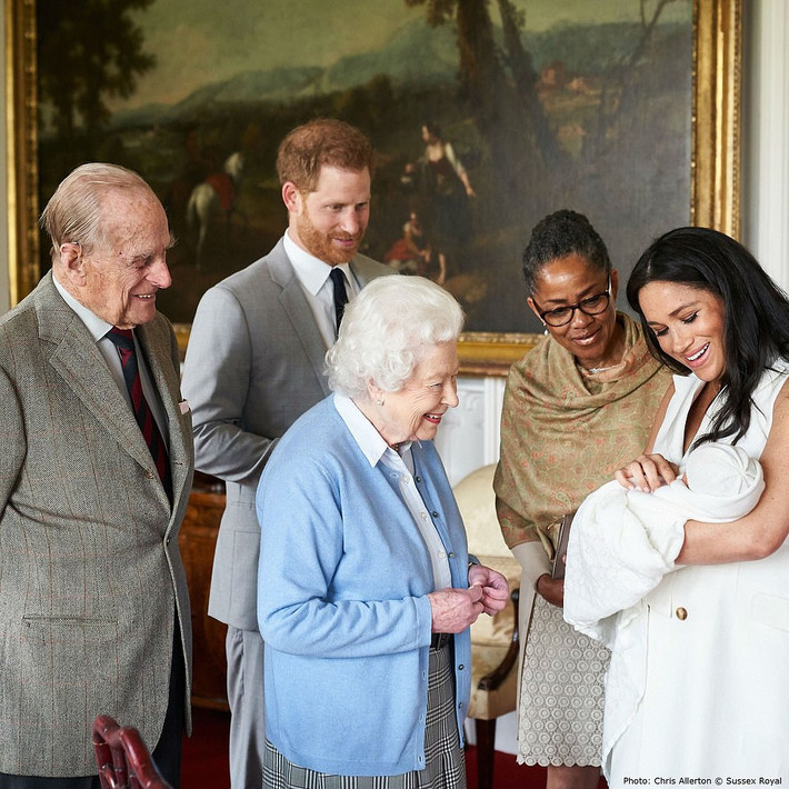 Bé Archie yết kiến Nữ hoàng Anh Elizabeth II tại lâu đài Windsor ngày 8/5. Ảnh: Instagram.