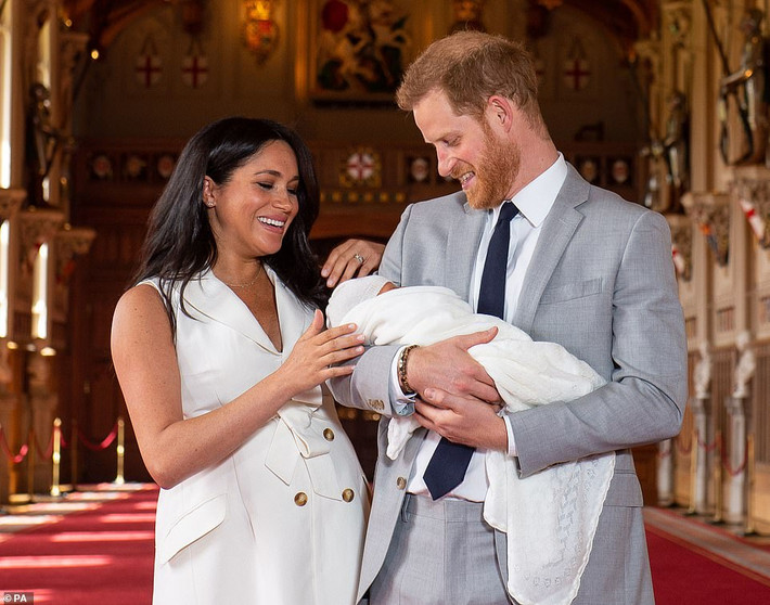 Con trai của vợ chồng Hoàng tử Harry sẽ là người thừa kế thứ 7 của Ngai vàng Anh, sau Thái tử Charles, Hoàng tử William cùng ba người con của anh, và Hoàng tử Harry. Ảnh: PA.