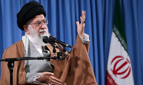 Tuy nhiên, trong bối cảnh căng thẳng giữa Mỹ và Iran gia tăng, lãnh tụ tối cao Iran Ayatollah Ali Khamenei ngày 14/5 khẳng định sẽ không có xung đột quân sự xảy ra giữa hai nước, nhưng cũng không có thỏa thuận hạt nhân mới với Washington. Ảnh: RT.