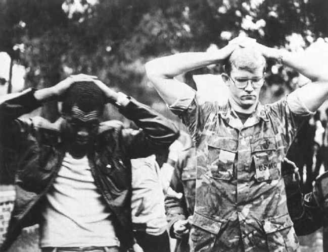 Năm 1979, Mỹ quyết định cắt đứt quan hệ ngoại giao với Iran sau vụ nhóm sinh viên Iran đột kích và bắt cóc 52 nhà ngoại giao Mỹ làm con tin tại Đại Sứ quán Mỹ ở thủ đô Tehran. Kể từ đó, mối quan hệ Mỹ-Iran không ngừng xấu đi. Ảnh: Hai con tin người Mỹ bị bắt giữ. Ảnh: Sputnik.