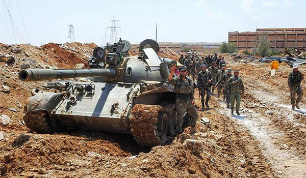 Cùng lúc, các đơn vị pháo binh và Không quân Syria tấn công dồn dập căn cứ của nhóm khủng bố HTS ở al-Latamineh, Kafr Zita, al-Hawijeh, Jisr Beit al-Ra'as, Jisr al-Shaqour, al-Amiqeh, Ba'arbou, Shahshabou, Haish và Khan Sheikhoun ở Bắc Hama và Nam Idlib, qua đó tiêu diệt hàng chục tay súng khủng bố", nguồn tin cho hay. Ảnh: FNA.