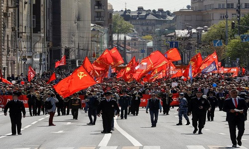 Người dân Nga tham gia cuộc tuần hành kỷ niệm ngày Quốc tế Lao động ở trung tâm thủ đô Moscow.