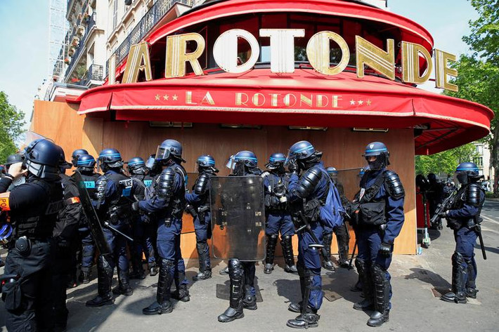 Cảnh sát chống bạo động Pháp tập trung trước nhà hàng La Rotonde, thủ đô Paris, hôm 1/5.
