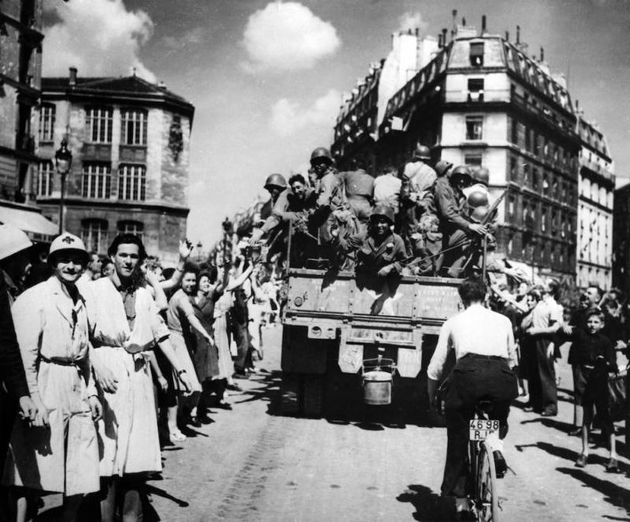 Đông đảo người dân ở thủ đô Paris đã đổ ra đường phố ăn mừng khi nơi này được giải phóng khỏi sự kiểm soát của Đức Quốc xã.