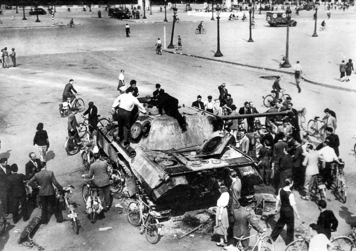 Theo ATI, mặc dù Paris được giải phóng nhưng cuộc chiến tại một số khu vực khác ở nước Pháp vẫn tiếp diễn cho tới đầu năm 1945.