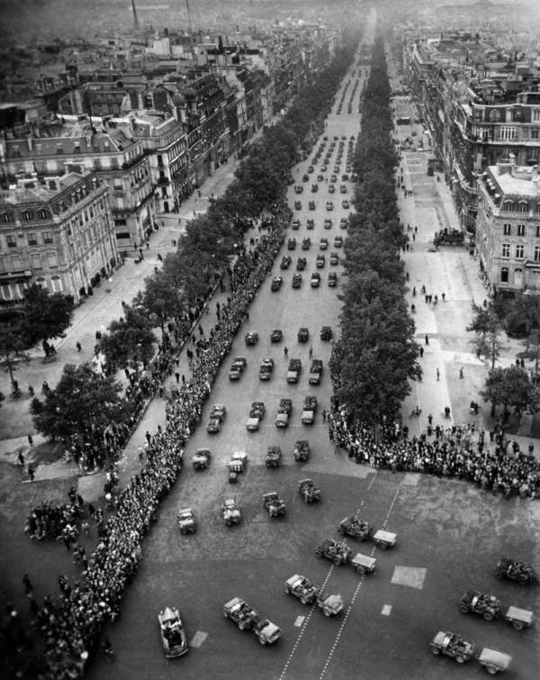 Người dân Paris xếp hàng ở Đại lộ Champs-Élysées theo dõi buổi lễ diễu binh mừng chiến thắng năm 1944.