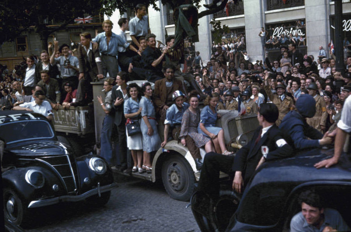 Nhiều người dân đứng dọc theo Đại lộ Champs-Élysées trong lễ diễu binh chiến thắng năm 1944.