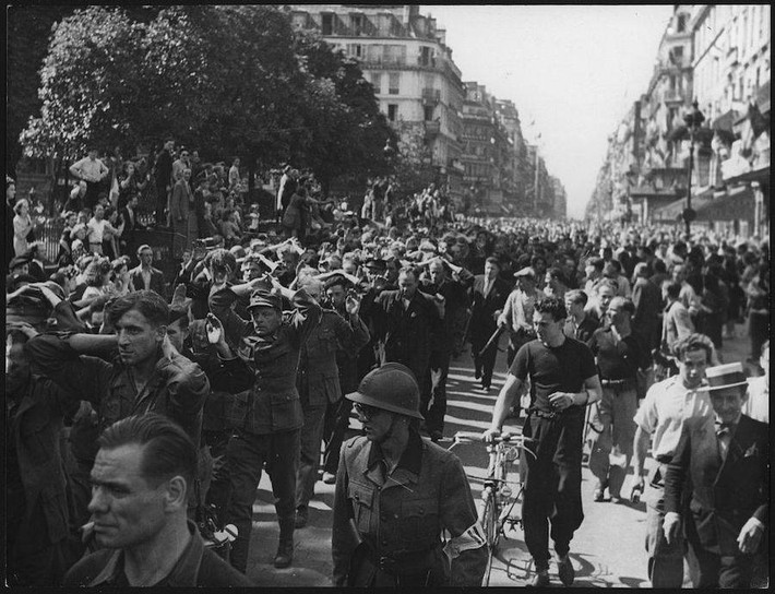 Các binh sĩ Đức đầu hàng ở Paris.