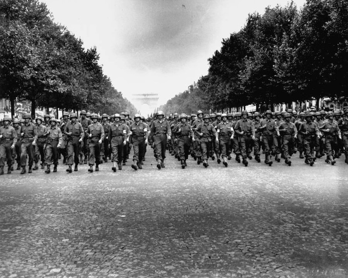 Các binh sĩ Mỹ diễu hành trên Đại lộ Champs-Élysées.