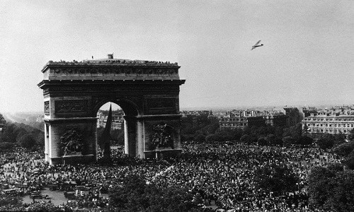 Biển người tập trung ở khu vực Khải Hoàn Môn ăn mừng sự kiện giải phóng Paris.
