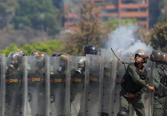 Ngày 30/4, lãnh đạo phe đối lập Juan Guaido đã kêu gọi đông đảo người ủng hộ xuống đường biểu tình và kích động các thành phần trong quân đội nước này nổi dậy chống Tổng thống Nicolas Maduro. Tuy nhiên, Quân đội Venezuela tuyên bố vẫn trung thành với đương kim Tổng thống Maduro. Đụng độ dữ dội đã xảy ra tại thủ đô Venezuela trong hai ngày qua, sau lời kêu gọi của "Tổng thống tự phong" Venezuela Juan Guaido. (Nguồn ảnh: Reuters)