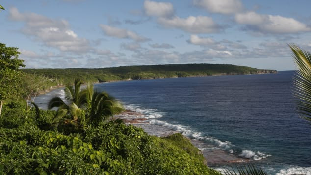 Niue cũng không phải là thiên đường du lịch mà nhiều người muốn tới. Năm 2017, nước này đón 10.000 du khách nước ngoài. Được biết, khi đến đất nước này, du khách có có hội được huấn luyện, hướng dẫn để bơi cùng với những chú cá voi lưng gù.