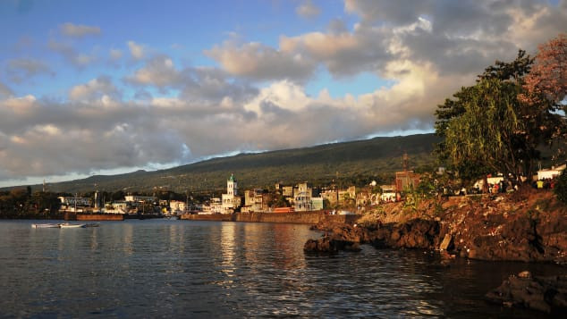Comoros có nhiều bãi biển nước trong vắt và những loài cây nở hoa thơm ngát. Tuy nhiên, quốc gia Đông Phi này cũng vắng khách du lịch. Năm 2017, 28.000 khách du lịch nước ngoài đến nước này.