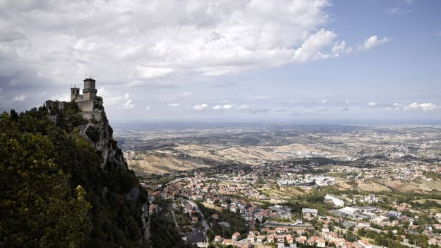 San Marino là một trong những nước nhỏ nhất trên thế giới tại Châu Âu và nằm hoàn toàn trong lãnh thổ nước Italy. 78.000 khách du lịch nước ngoài đã đổ về quốc gia này vào năm 2017.