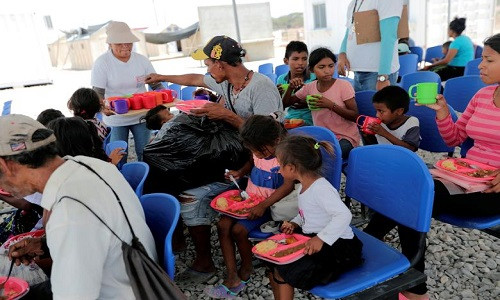 Các di dân Venezuela ăn trưa trong trại tị nạn do Liên Hợp Quốc quản lý ở Colombia.