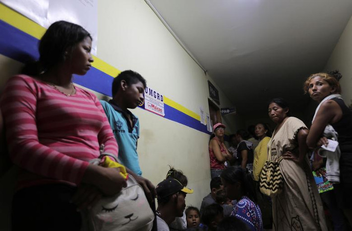 Các di dân Venezuela chờ đến lượt đăng ký xin vào trại tị nạn ở Maicao ngày 7/5.