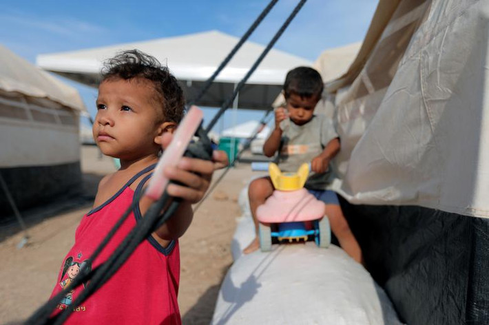 Những em nhỏ Venezuela chơi đùa bên ngoài "ngôi nhà" của chúng ngày 6/5.