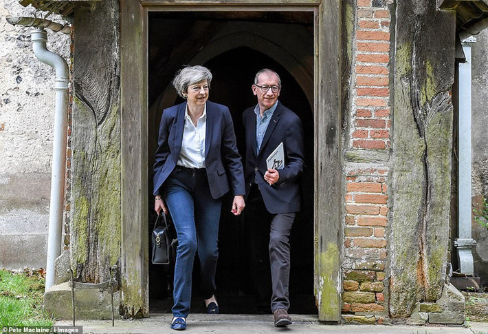 Những ngày gần đây, sau khi Thủ tướng Anh Theresa May tuyên bố sẽ từ chức vào ngày 7/6 tới, bà được nhìn thấy xuất hiện trong tâm trạng khá thoải mái bên cạnh chồng, ông Philip, khi đi siêu thị mua đồ hay tới nhà thờ,....Ảnh: Daily Mail.
