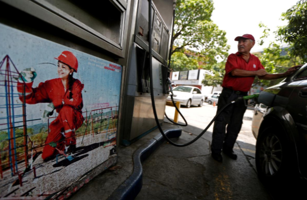 Nhân viên đổ xăng cho xe của khách hàng tại một cây xăng của công ty xăng dầu nhà nước PDVSA ở thủ đô Caracas ngày 17/5.