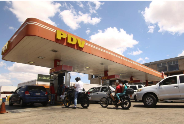 Bức ảnh chụp tại một cây xăng ở Ciudad Guayana giữa cuộc khủng hoảng nhiên liệu tại Venezuela. Mời độc giả xem thêm video: Nền y tế Venezuela khủng hoảng vì bác sĩ rời bỏ đất nước (Nguồn: VTC14)
