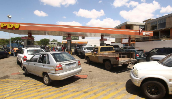 Nhiều khách hàng chờ đến lượt đổ xăng cho xe của họ tại trạm xăng ở Ciudad Guayana, Venezuela, ngày 17/5.