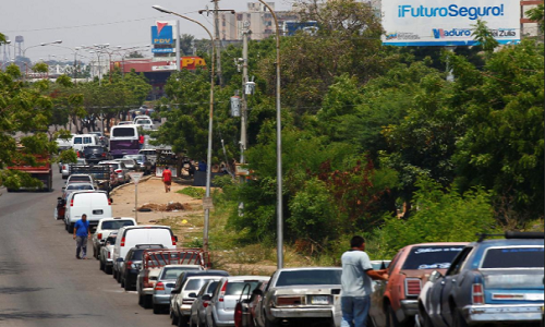Theo hãng thông tấn Reuters, tình trạng thiếu hụt nhiêu liệu ở Venezuela vẫn thường xảy ra. Tuy nhiên, trong những ngày gần đây, đoàn xe xếp hàng chờ đổ xăng tại các trạm xăng dầu ở những bang biên giới như Tachira, Zulia và Bolivar dài hơn bình thường, và thường kéo dài tới hơn 5 giờ. (Nguồn ảnh: Reuters)