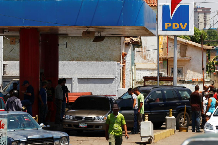 Cảnh đông đúc tại một trạm xăng của PDVSA ở Maracaibo ngày 17/5.