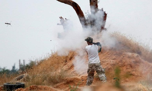 Ngày 21/5, thủ đô Lybia Tripoli tiếp tục chìm trong khói lửa, với các cuộc đụng độ dữ dội giữa lực lượng LNA do Tướng Khalifa Haftar đứng đầu và quân đội GNA ủng hộ Thủ tướng Fayez Al-Sarraj bùng nổ ở khu vực phía nam. (Nguồn ảnh: Reuters)