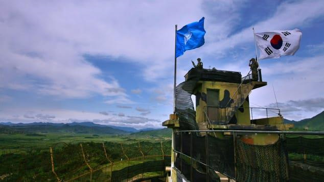 Đối với nhiều người, khu phi quân sự (DMZ) trên bán đảo Triều Tiên là vùng đất không người và là một trong những khu vực quân sự hóa nặng nề nhất thế giới. Đối với những người khác, nó được coi là một trong những nơi nguy hiểm nhất thế giới. Tuy nhiên, đối với nhiếp ảnh gia Hàn Quốc Jeong Seung Ik, DMZ liên Triều không chỉ là dải đất bế tắc giữa Hàn Quốc và Triều Tiên.