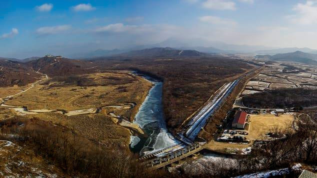 "Tôi nghĩ rằng vai trò của tôi là làm cho DMZ liên Triều được cả thế giới biết đến. Vì vậy, ngay cả khi việc thống nhất xảy ra trong tương lai, các bức ảnh của tôi có thể bảo tồn và bảo vệ DMZ như bây giờ", Jeong nói.