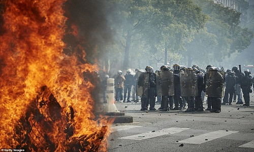 Theo Daily Mail, bạo loạn ở Paris đã xảy ra trong ngày Quốc tế Lao động 1/5. Hàng nghìn người biểu tình đã đụng độ với lực lượng an ninh Pháp và khoảng 300 người bị bắt giữ. (Nguồn ảnh: Daily Mail)