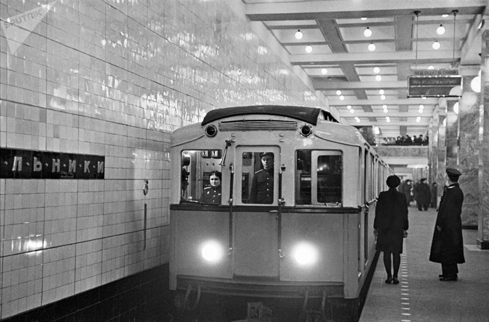 Hệ thống Moscow Metro đóng vai trò quan trọng trong giao thông thành phố, vận chuyển khoảng 9 triệu lượt khách mỗi ngày. Ảnh chụp nhà ga Sokolniki năm 1948.
