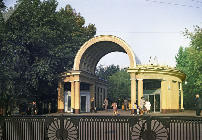 Sau 84 năm được đưa vào hoạt động đến nay, nhiều nhà ga điện ngầm ở thủ đô Moscow vẫn gây ấn tượng bởi vẻ nguy nga như cung điện.