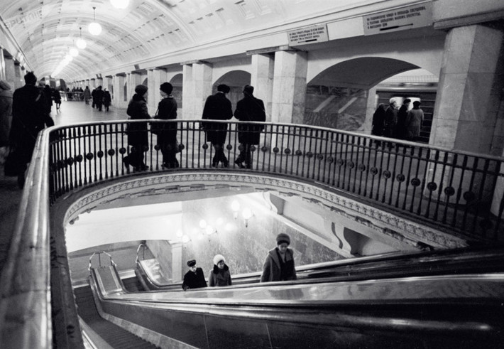 Vào giờ cao điểm, các nhà ga tàu điện ngầm ở Moscow trở nên đông đúc nhộn nhịp.