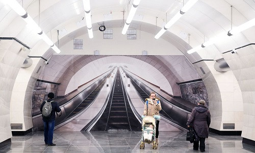Còn đây là bức ảnh chụp bên trong nhà ga Okruzhnaya năm 2018. Có thể thấy, các nhà ga của Moscow Metro đều rất sạch sẽ và được trang trí công phu. Mời độc giả xem thêm video về hệ thống tàu điện ngầm thân thiện với hành khách ở Pháp (Nguồn: VTC14)