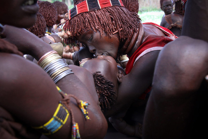 Một bà mẹ hôn con trai cô tại thung lũng Omo, Ethiopia.