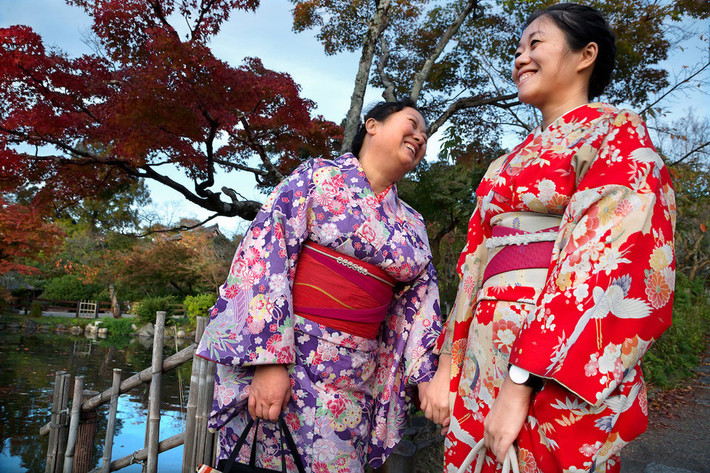 Một bà mẹ và con gái chụp ảnh tại Công viên Maruyama ở Kyoto, Nhật Bản.
