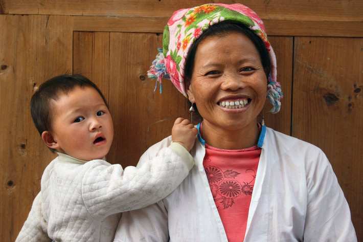 Bà mẹ cười tươi bên cạnh con trai của mình ở Nguyên Dương, Trung Quốc.