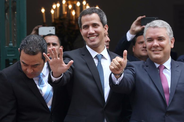 Nhiều nước Nam Mỹ như Argentina, Colombia, Chile và Peru,...ủng hộ lãnh đạo phe đối lập Venezuela Juan Guaido. Ảnh: Tổng thống Colombia Ivan Duque (phải) chụp ảnh cùng ông Guaido sau cuộc họp tại Bogota, Colombia.
