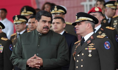 Quân đội Venezuela khẳng định trung thành với Tổng thống Maduro, tiếp tục bảo vệ Hiến pháp và "chính quyền hợp pháp". Ảnh: Bộ trưởng Quốc phòng Venezuela Vladimir Padrino (phải) trao đổi với Tổng thống Maduro.