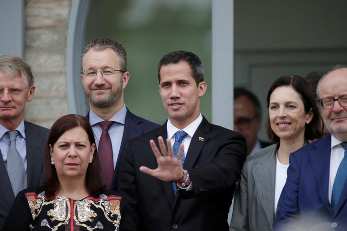 Một số quốc gia Châu Âu như Anh, Đức, Pháp, Tây Ban Nha,...cũng đã công nhận ông Guaido là "Tổng thống lâm thời" tự phong của Venezuela. Ảnh: Ông Guaido chụp ảnh sau một cuộc họp tại Brasilia, Brazil.