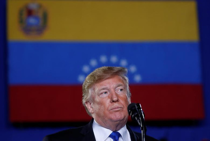 Venezuela rơi vào tình trạng căng thẳng chính trị cao độ từ tháng 1/2019 khi lãnh đạo phe đối lập Venezuela, ông Juan Guaido, tự tuyên bố là "Tổng thống lâm thời" Venezuela. Ngay sau đó, Mỹ và nhiều quốc gia trong khu vực Nam Mỹ như Argentina, Colombia, Chile, Peru cũng như Tổ chức các quốc gia châu Mỹ (OAS),... đã lên tiếng công nhận vai trò “Tổng thống lâm thời” tự phong của ông Guaido. Ảnh: Tổng thống Mỹ Donald Trump. (Nguồn ảnh: Reuters)