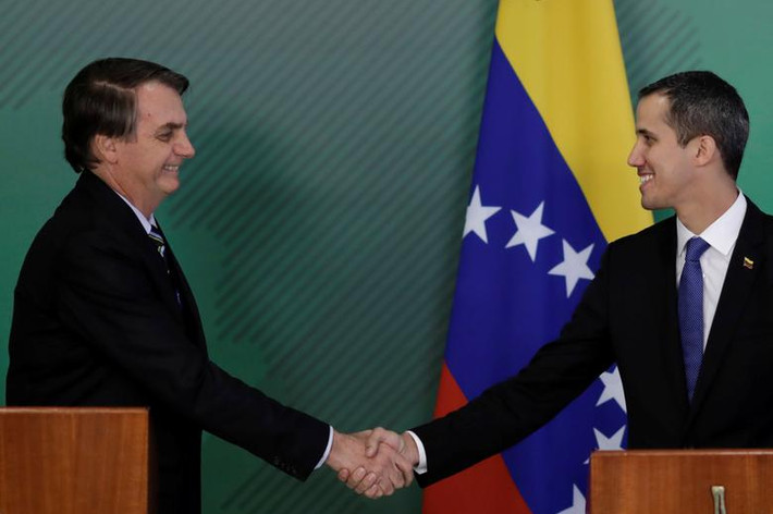 Ông Guaido cũng nhận được sự ủng hộ hoàn toàn từ phía Tổng thống Brazil Jair Bolsonaro (trái). Tuy nhiên, quốc gia này chưa cân nhắc đến việc can thiệp quân sự vào nước láng giềng Venezuela.